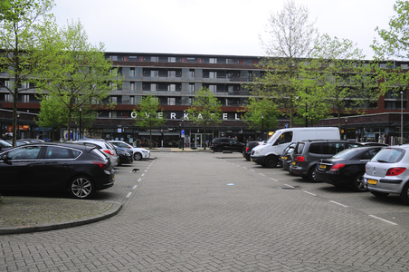 904232 Gezicht op het winkelcentrum Overkapel te Utrecht, vanaf de parkeerplaats aan de Euterpedreef.
